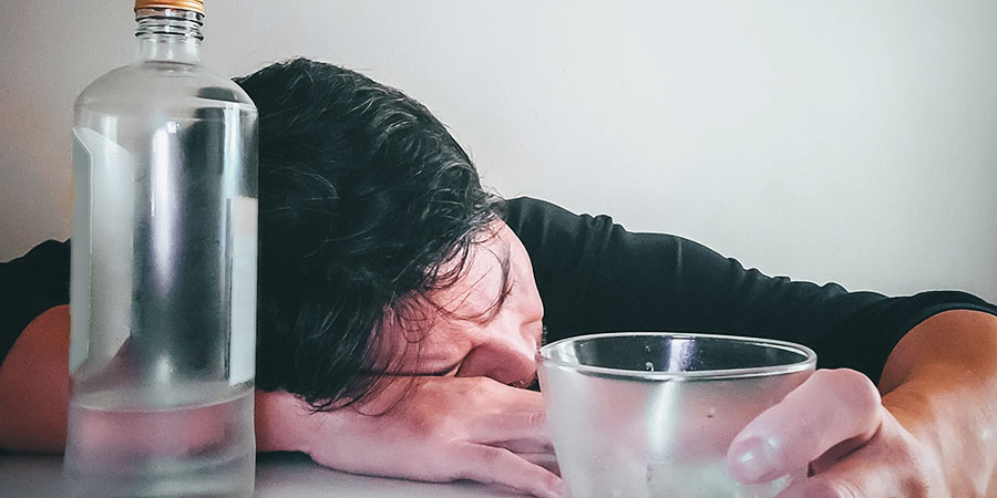 虫歯になりやすい人の食生活における特徴：お酒を飲んだまま寝てしまう